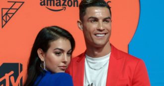 Copertina di Georgina Rodriguez furibonda con Cristiano Ronaldo: lui abbraccia un’altra