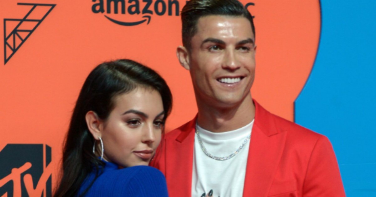 Georgina Rodriguez furibonda con Cristiano Ronaldo: lui abbraccia un’altra