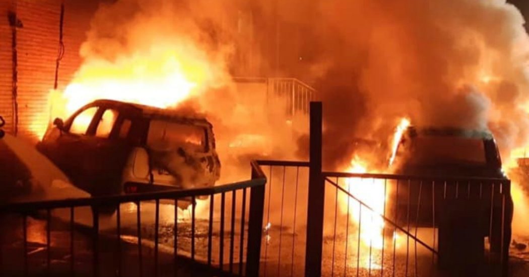 Milano, in fiamme 5 auto della società che gestisce le case popolari. I dirigenti: “L’incendio è doloso”