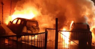 Copertina di Milano, in fiamme 5 auto della società che gestisce le case popolari. I dirigenti: “L’incendio è doloso”