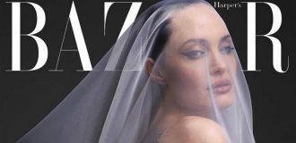Copertina di Angelina Jolie posa nuda a 44 anni: “Vorrei vivere all’estero, ma devo restare dove sta Brad Pitt”