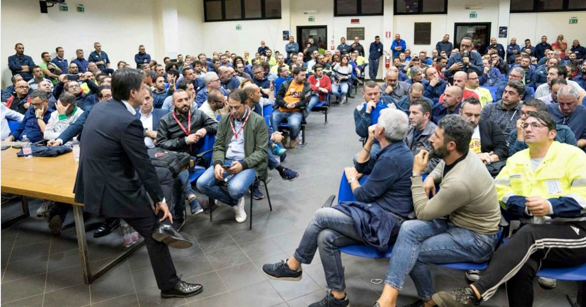Ex Ilva, Conte incontra gli operai: “Se ArcelorMittal se ne va, battaglia legale durissima. Taranto è una città ferita, combattiamo tutti insieme”