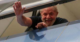 Copertina di Brasile, giudice ordina la scarcerazione di Lula. L’ex presidente lascia il penitenziario dopo 19 mesi. “Sarò più sinistra di prima”