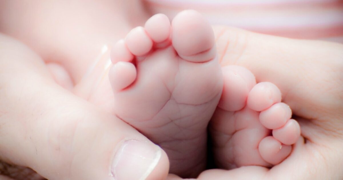 La moglie partorisce una figlia femmina: il marito viene insultato e si toglie la vita