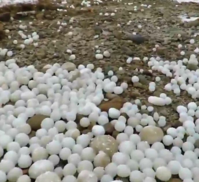 Finlandia, la spiaggia è ricoperta da migliaia di “uova” misteriose: il segreto nel vento e nelle onde