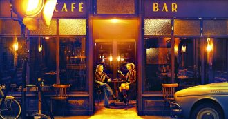 Copertina di La Belle Epoque, un po’ Cocoon e un po’ Truman Show: un adorabile viaggio nel tempo e nell’amore