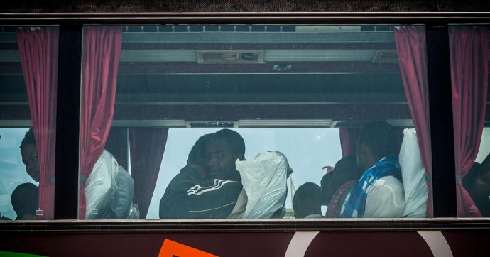 Immigrazione, l’emergenza non è in mare: “60 mila irregolari in più”