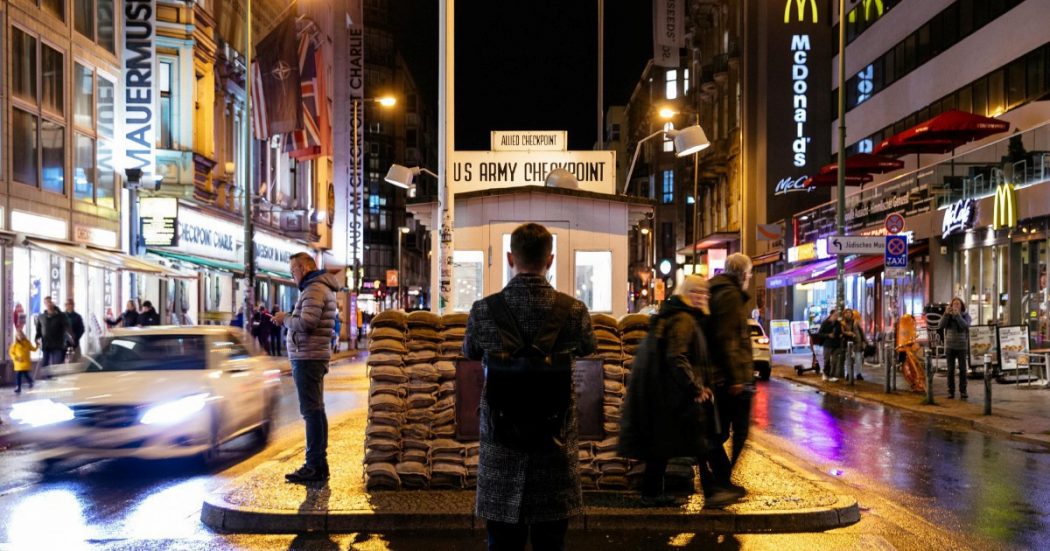 Giù il muro: una sola Berlino e la doppia vita tra est e ovest Giù il muro: una sola Berlino e la doppia vita tra est e ovest