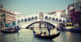 Copertina di Venezia “allagata per il 70% della superficie”: attesa in laguna acqua alta eccezionale di 155 cm