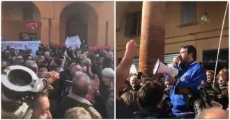 Copertina di Carpi, tensione al comizio di Salvini: contestatori insultano e supporter leghisti rispondono. Lui li sfotte: “Nostalgici con le bandiere rosse”
