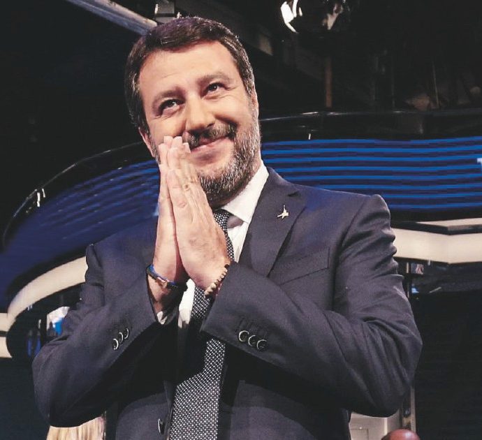 Matteo Salvini è su Tik Tok, il social dei ragazzini: fa un simil balletto (circondato da cacch**te di uccello). Muccino: “Lasciate in pace i giovani”