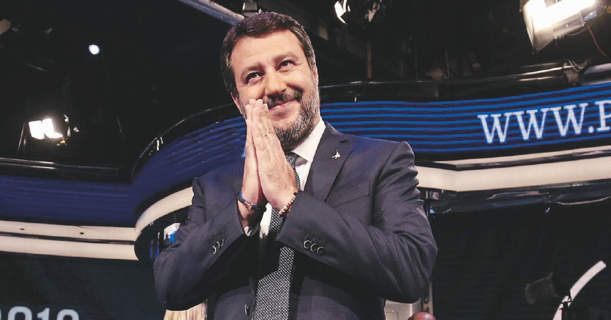 Matteo Salvini è su Tik Tok, il social dei ragazzini: fa un simil balletto (circondato da cacch**te di uccello). Muccino: “Lasciate in pace i giovani”