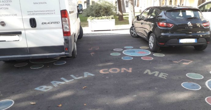 A Porto Recanati i bambini hanno tentato di strappare la loro piazza alle auto