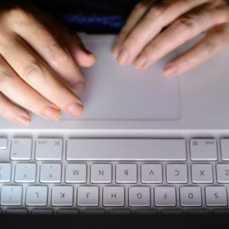 Copertina di Donne denudate online con l’intelligenza artificiale: spunta un altro sito con deepfake porno. Da Lucarelli a Barra: vittime star tv, influencer e giornaliste