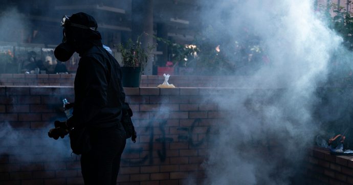 Hong Kong, nuovi scontri tra manifestanti e polizia: agente spara al petto a un 21enne. Media: ‘Uomo dato alle fiamme da dimostranti’