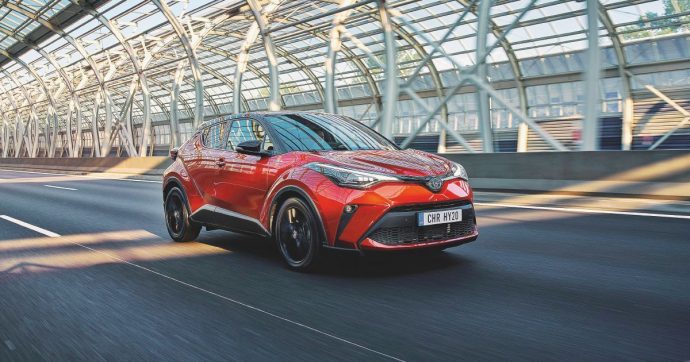 Toyota C-HR si rinnova. Il suv coupé alla giapponese