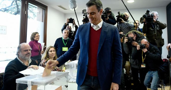 Sánchez per il governo dovrà bussare al Pp. Boom di Vox