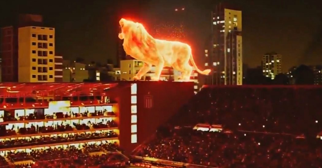 Sopra gli spalti compare un leone gigante di fuoco: la presentazione dello stadio è da brividi