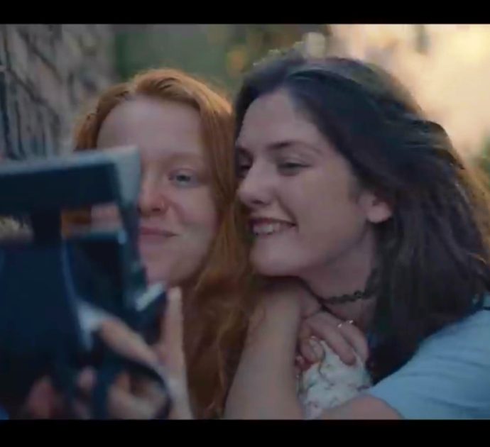 Lo spot che racconta l’amore gay emoziona e fa il giro dei social: “Abbiate il coraggio, mandatelo anche in Italia”