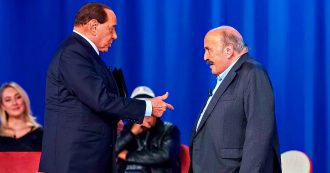 Copertina di Silvio Berlusconi non risponde in tribunale ma scherza con Maurizio Costanzo: “Neanche con una bomba l’ho fatto smettere di fare tv”