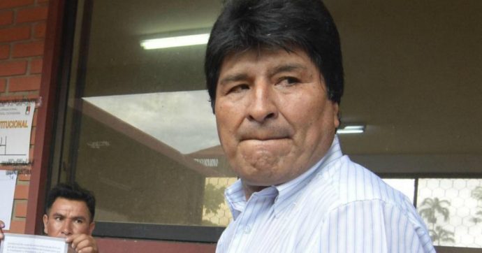 Bolivia, Morales scappa in Messico: scontri e atti di vandalismo, esercito nelle strade. L’ex presidente: “È colpo di Stato”