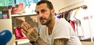 Copertina di Fabrizio Corona lascia la comunità di recupero e va a vivere in una suite d’hotel: attende il via libera della polizia per la sua nuova casa