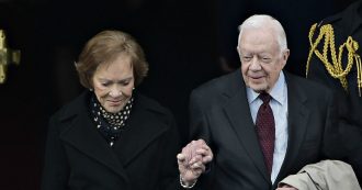 Copertina di Jimmy Carter ricoverato in ospedale. A 95 anni dovrà operarsi per ridurre un’emorragia alla testa provocata da una caduta