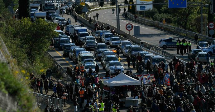 Catalogna, scontri tra indipendentisti e polizia francese al confine: Tsunami Democratic ha bloccato l’autostrada che porta in Francia