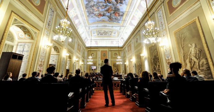 Fiaccole Udc contro i vitalizi “mesozoici”