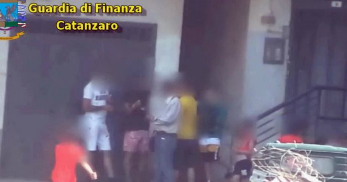 Droga, blitz nel quartiere “Ciampa di cavallo” a Lamezia Terme: 19 arrestati di 3 minorenni