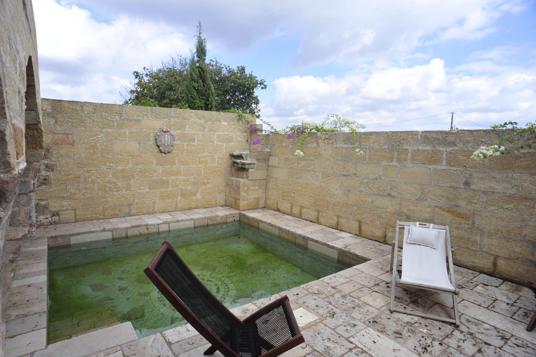 La piscina del casino Doxi Stracca ricavata da un antica vasca di raccolta dell’acqua.