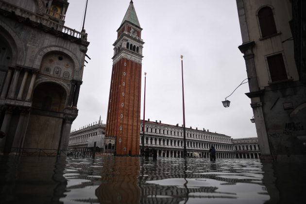 Acqua alta a Venezia, marea record: 1,87 metri. Danni nel centro storico e nella Basilica di San Marco. ...
