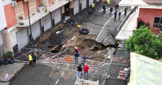 Copertina di Maltempo a Napoli, maxi voragine ai Ponti Rossi: evacuate quasi 100 persone. “Tragedia sfiorata”