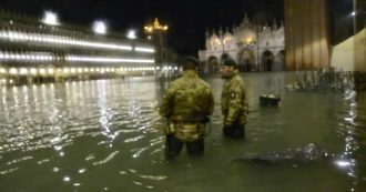 Venezia, la città sommersa dall’alta marea record: piazza San Marco e la Basilica allagate