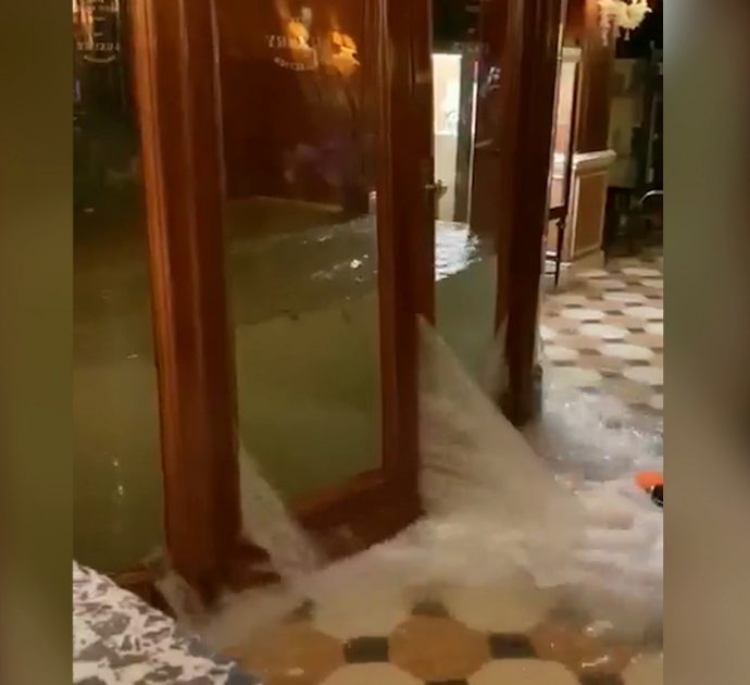 Maltempo a Venezia, l’alta marea invade l’hotel esclusivo: il fiume d’acqua irrompe nella hall
