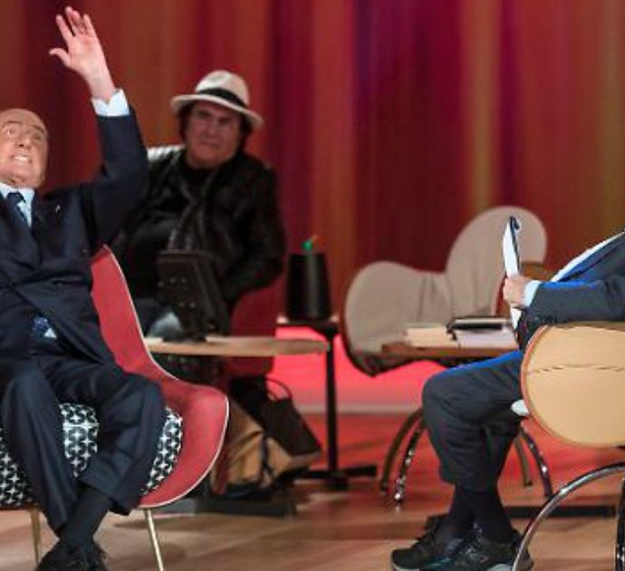 Maurizio Costanzo incalza Silvio Berlusconi a cantare con Al Bano ma l’ex Cav. lo gela: “Gli altri sanno fare solo questo”