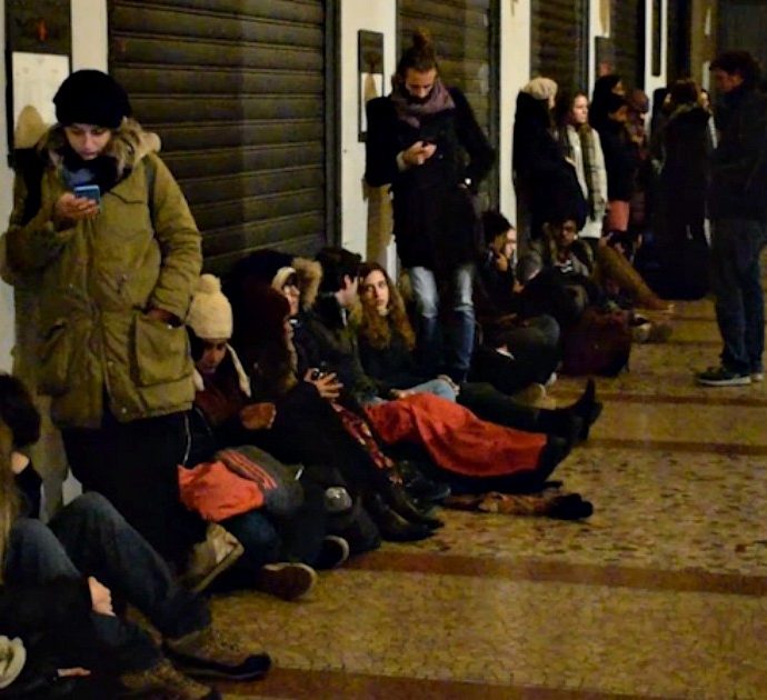 Teatro alla Scala, tra sacchi a pelo e liste autogestite, decine di giovani in coda tutta la notte per l’anteprima della Tosca dedicata agli under 30