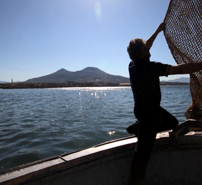 Delivery abusivo ai clienti in barca a Napoli: cibo preparato in uno scantinato, 8mila euro di multa