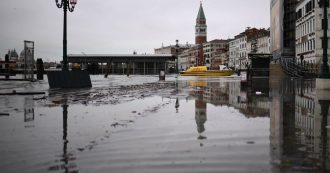 Copertina di Acqua alta a Venezia, il disastro causato anche dai cambiamenti climatici: “Venti e livello del mare”. Gli studi sul rischio di inondazioni