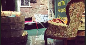 Libreria Acqua Alta, centinaia di libri distrutti: “L’acqua alta ce l’aspettiamo, ma così alta no”. E la mareggiata distrugge anche l’edicola storica