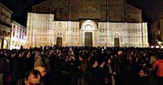 “Bologna non si Lega”, il flash mob delle “sardine” riempie pacificamente piazza Maggiore per dire no a Salvini: “Siamo liberi”