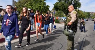 Copertina di California, studente 16enne spara in un liceo di Santa Clarita: due morti e un ferito grave