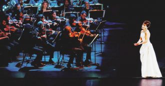 Copertina di La Divina in forma smagliante incanta tutti (da ologramma)