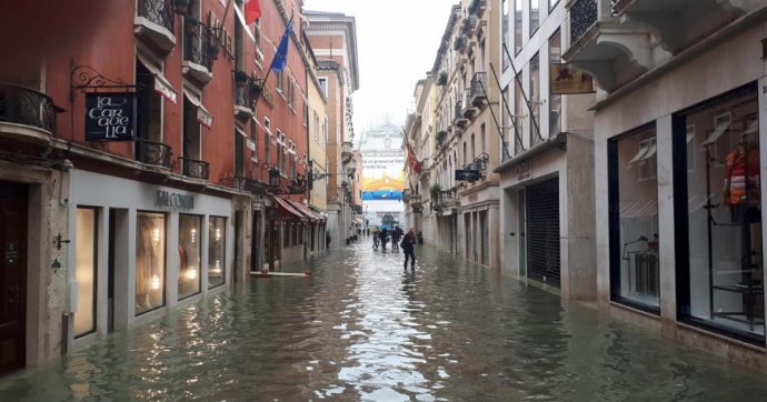 Venezia, Elisabetta Spitz sarà commissario del Mose. Il governo dichiara lo stato d’emergenza. Conte: “Stanziati i primi 20 milioni”