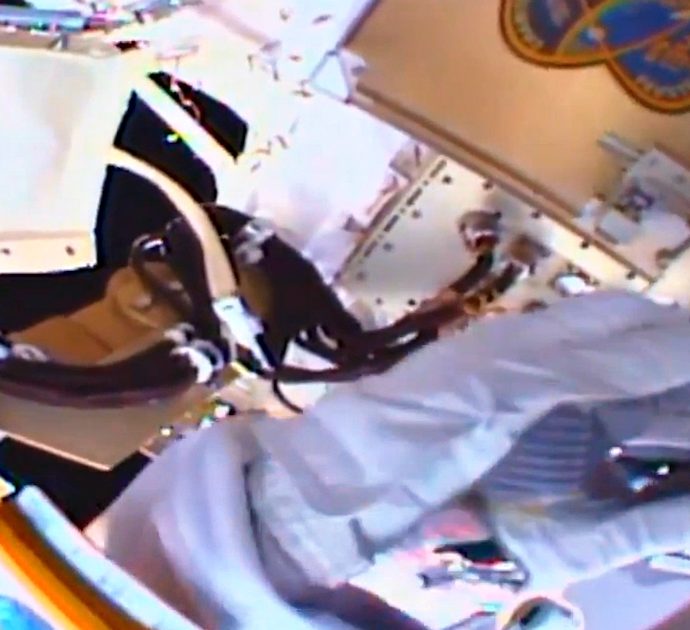 Luca Parmitano, passeggiata nello spazio di sei ore per l’astronauta italiano: le immagini a 400km sopra la Terra