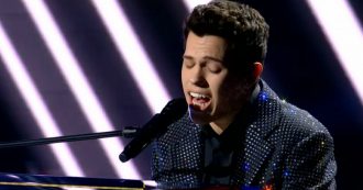 Copertina di X Factor, Davide Rossi incanta coi Queen: ecco l’esibizione da applausi di “Don’t stop me now”
