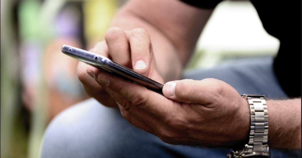 Cos’è il doomscrolling, la nuova tendenza a cercare in modo ossessivo cattive notizie. L’esperto: “Il nostro cervello non è programmato per l’ambiente sociale di oggi”