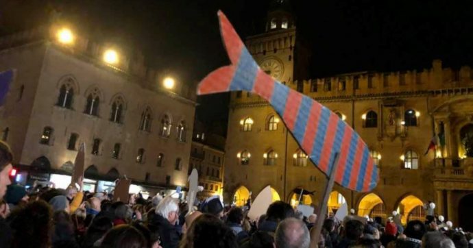 Bologna, nasce il “manifesto delle Sardine” anti-Lega: “Cari populisti la festa è finita. Per troppo tempo vi abbiamo lasciato campo libero”