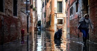 Copertina di Venezia, nuovo picco d’acqua alta: 154 centimetri. Raggiunto il 70% del centro. Danni a vaporetti e approdi per 15-20 milioni – DIRETTA