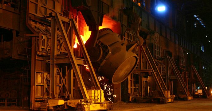 ArcelorMittal chiude stabilimenti in Sudafrica, Polonia e Usa: il colosso dell’acciaio è in fuga non solo da Taranto. “Il mercato si deteriora”